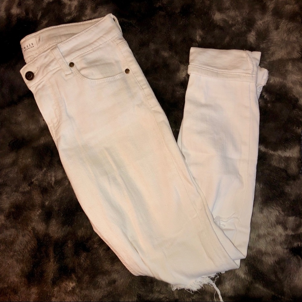 WHITE DISTRESSED DENIM